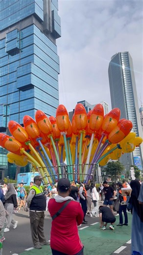 The duck balloon is so cute