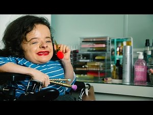 2’6” Tall Fashion Vlogger Stands For Beauty In All Sizes