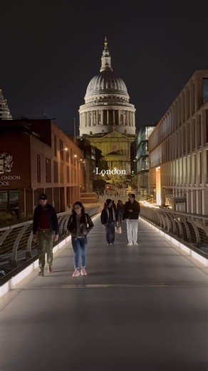 17K views · 584 reactions | London moment from Millennium Bridge, St Paul’s Cathedral . . #typiviral: #reelsfb #reelsfacebook #foryoupage #explorepage #fyp #londonlife #videos #tourism #explore #reelsvideoシ #reelsviralシ #reelsvideo #london #lifestyle | Streets of London | Facebook