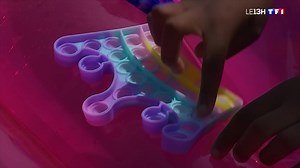 Découvrez le Pop it : ce jeu anti-stress qui cartonne chez les enfants cet été. | TF1 INFO