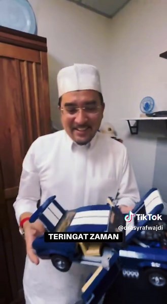 TERJAH PELAJAR MARA ❌ TERJAH ANAK SENDIRI ✅ Selalunya terjah anak orang di asrama (pelajar MARA), kali ini ambil kesempatan terjah asrama anak lelaki di Universiti Islam Madinah. Boleh tahanlah kemas bilik anak teruna. Tengok dalam peti sejuk penuh dengan pek lauk-pauk yang siap dimasak oleh Umminya, antaranya gulai kawah Kelantan, daging goreng, ayam masak lemak cili padi, sambal. Aduhai, stok ni macam Umminya takut anakanda Ammar kebuluran agaknya. Patutlah berat sangat beg waktu nak daftar ma
