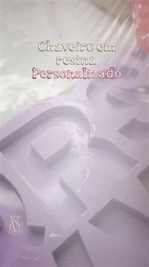 Rosi Santuche on Instagram: "✨💖 Transforme momentos em lembranças eternas! 💖✨ No Ateliê Criar e Viver, seus sentimentos ganham forma em lindos chaveiros personalizados feitos com carinho e significado! 🗝️💕 📌 Ideal para: ✔️ Presentear quem você ama ✔️ Surpreender clientes ✔️ Datas especiais ✔️ Lembranças de eventos ✔️ Eternizar momentos com fotos, frases ou QR Code (vídeos e áudios!) 💝 Um mimo delicado, criativo e cheio de amor — perfeito para carregar no dia a dia aquilo que faz seu coraçã