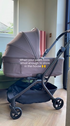 Want a pram that won’t block up your hallway, or have to be stored in the car? Nia folds small enough to store just about anywhere. Even in carrycot mode. 🙌 #SilverCrossNia #MumLife #CompactStroller #PramGoals #TravelPram #SilverCross | Silver Cross