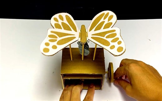 废纸板就能做的手摇蝴蝶机，超简单，超好玩！