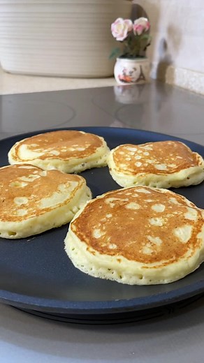 Clatite regale cu ricotta si lamaie - reteta simpla