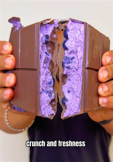 🍫🫐 VIRAL BLUEBERRY CREAM CHOCOLATE BARS — No-Bake Frozen Dessert These no-bake blueberry chocolate bars combine rich dark chocolate with a smooth blueberry cream filling made from simple real ingredients. Creamy, fruity, slightly tangy, and wrapped in a crisp dark chocolate shell — this frozen dessert tastes like a gourmet chocolate bar but is incredibly easy to make at home. Perfect if you love blueberry desserts, healthy chocolate treats, and easy no-bake recipes. — ✅ How to Make Blueberry C
