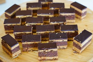 SITNI POSNI KOLAČI SA ČOKOLADOM: Super kombinacija raskošnog fila sa keksom i orasima pun je pogodak