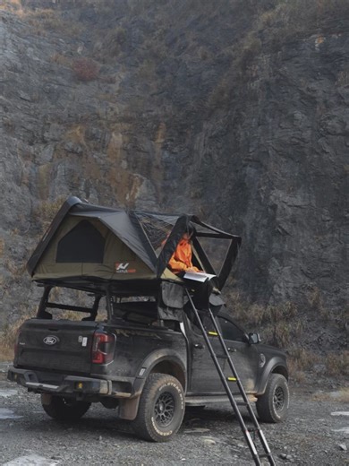 🚀 Meet the All-New Sirius 1 Plus XL 🌌 More Space. More Freedom. More Adventure. Designed for those who refuse to compromise on comfort, the Sirius 1 Plus XL takes rooftop camping to the next level. 🏕️ Bigger Living Space Open Size: 80.7 × 74.8 × 46.9 inches Closed Size: 74.8 × 51.6 × 12.4 inches 🧳 Roof Rack Compatible Integrated roof rack compatibility lets you carry extra gear, bikes, or storage, without sacrificing space inside the tent. 🔥 AC Port Ready Compatible with both air conditione