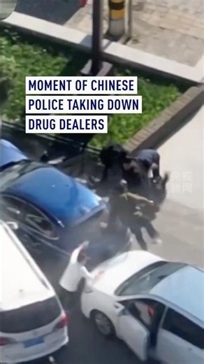 Moment of Chinese police taking down drug dealers