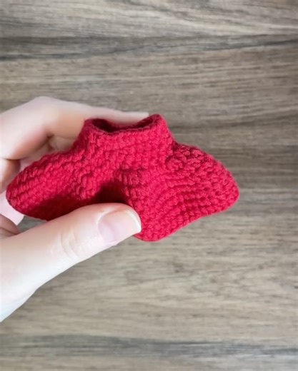 Amigumaru | Amigurumi Designer on Instagram: "Hornet ✨ ATTENTION: on page 7, during body development, the correct is “5 to 10: 18 sc” Tomorrow is the release of Hollow Knight: Silksong, and I couldn’t help but translate my Hornet pattern for you! Thank you so much for your support and for waiting 💜 Hornet is an incredible character from Hollow Knight and will now be the protagonist of the sequence game: Silksong! Have you started playing it? This was my free pattern for AmiGeekWeek, a su