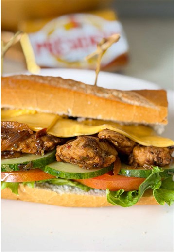 🥪✨ À MON TOUR DE VOUS MONTRER MA CRÉATION ! Aujourd’hui, je vous prépare un sandwich ultra gourmand au poulet Yass avec les produits Président… et maintenant, c’est à vous de jouer ! 😍 🎁 Participez au jeu concours en partageant votre propre recette de sandwich original ! 👇 En commentaire : suivez moi et @Président Recettes Afrique puis donnez-moi votre idée originale de sandwich réalisée avec les produits Président et ajoutez le hashtag #LeSandwichAvecPresident. Inscrivez vous aussi à ce lie