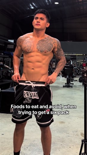 It took me years to get lean. And no it’s not about starving yourself. It’s about smarter food swaps that give you the edge. Here's where most guys get it wrong 👇 ✅ 5 Foods to EAT for Visible Abs 1. Lean proteins Chicken, turkey, egg whites → Builds muscle, nakakabusog, low calories. 2. Greens Spinach, kale, broccoli → High volume, low cal. 3. Berries → Mababa sugar, may fiber. 4. Greek yogurt → High protein, helps control sweet cravings. 5. Oats → Clean carbs, solid pre-workout fuel, stable en