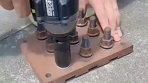 威克士锂电电动扳手WKL1201，无刷电机动力强劲，智能扭矩调节精准省力，日常维修、车辆保养高效便捷，使用体验出色。