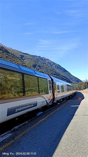 主題：2024/02/08 #紐西蘭高山景觀火車（Tranzalpine train)完整靠站影片！ #KiwiRail ，每日一班的 #觀光列車，起點 #南島基督城（#Christchurch town） 由東到西穿越 #南阿爾卑斯山，從 #Arthurs Pass上車到 #格雷茂斯（#Greymouth），列車上有華語語音導覽，且有開放窗式車廂供喜歡攝影的人，可隨時捕捉沿路美景，分享一下！ | 臺灣的鐵道（火車、高鐵）家族