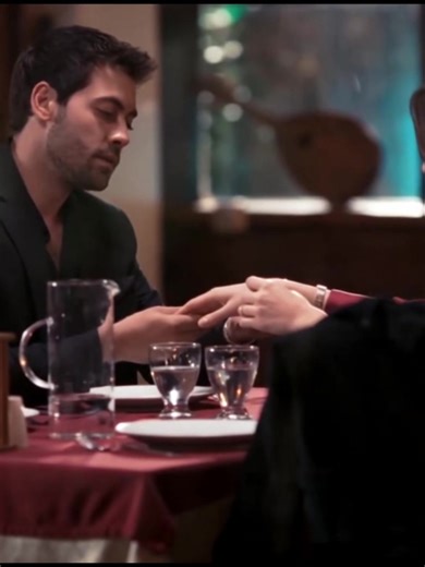 Esta vez su enojo no nace del pasado, sino de lo que cree que ella ha hecho en el presente. La situación lo obliga a dejar de verla como una posesión y a sentir el miedo real de perderla. Tras haberla humillado y hecho sufrir durante toda la historia, ahora es Ates quien comienza a pagar el precio emocional de su soberbia. #novelasturcas🇹🇷❤️parati😍 #seriesturcas #novelas #Arafta #turkishseries