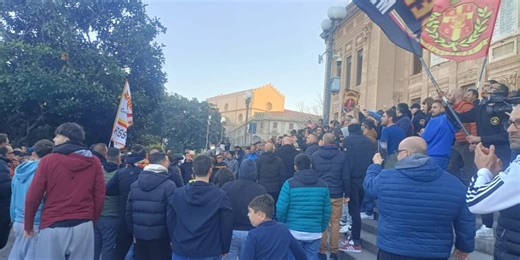 Acr Messina a un bivio. In attesa che la situazione si sblocchi i tifosi scendono in piazza: "Non molleremo mai" VIDEO
