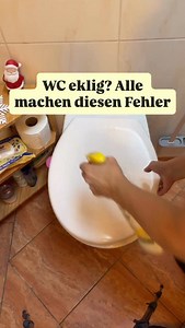 Der Kalkrand im WC verschwindet nicht, weil meistens falsch geputzt wird. Kurz drüberwischen verteilt den Schmutz nur, der Geruch kommt schnell zurück. Mit Zitronensäure außen und WC-Schaum im Becken löst du Kalk und Ablagerungen richtig. Sauber, glänzend und ohne ständiges Nachputzen. Hast du im WC eher ein Kalkproblem oder eher Geruch? → Folge 👉 @yvonnesalltagsabenteuer für mehr einfache Tipps & Alltags-Hacks! → Meine Lieblingsprodukte findest du alle in meinem Amazon Store – Link in der Bio!