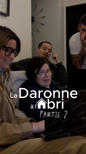 Théo Maurice on Instagram: "Une chambre d’Ehpad dans mon T2 ? Soyez pas jaloux 😏 La semaine dernière, je vous révélais enfin mon challenge de début 2026 pour mettre ma maman - littéralement - à l’abri ! Je m’appelle Théo, j’ai 33 ans, et depuis 1 an et demi je suis proche aidant de ma maman qui est atteinte d’une maladie neurologique rare. Pour faciliter notre quotidien, j’ai décidé de la faire vivre à la maison, et j’ai acheté le studio mitoyen à mon appartement pour l’y installer. C’est un s