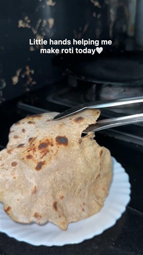 Little hand helping me in the kitchen 🤍#youtubeshorts #shorts #niece #roti