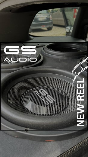 🎶🚗🔥 Powerful Vibrations with Our Carbon Fiber Subwoofers! 🔥🚗🎶 Watch as our 4 re-coned subwoofers, featuring carbon fiber cones and dust caps, transform this Volkswagen into a true sound machine! Thanks to the upgraded alternator specifically for VW, every beat makes the car's exterior tremble. 🔊 Uncompromising Power 🔊 Craftsmanship Quality 🔊 Unique Performance Your car will never be the same! Ready to feel the difference? @silvio_ardizone #CarAudio #Subwoofer #CarbonFiber #Volkswagen #B