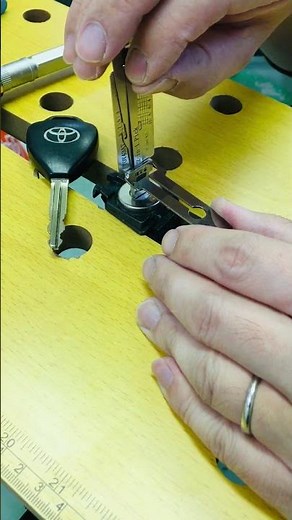 トヨタ車の鍵をLISHIのデコーダーでピッキング！M382シリンダー。【鍵屋】【鍵開け】 #shorts