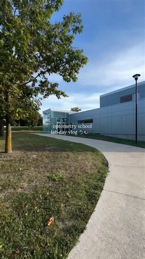 Julia Patricia on Instagram: "Day in the life: Lab edition 🔬👩‍🏫🥼 This semester we have a full day spent in lab practicing our clincial skills. These labs include • Ophthalmic optics 3 - gaining experience in dispensing spectacles • Contact lenses - learning how to fit and assess soft CLs, sclerals, and RGPs • Low vision - modifying our eye exam for the visually impaired • Diseases of the eye 3 - practicing advanced clinical skills such as gonioscopy, scleral indentation BIO, dilation and irr