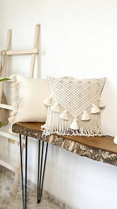 Sumérgete en la calidez y la autenticidad de nuestros cojines de macramé. Cada pieza es una obra de arte única, tejida a mano con dedicación y pasión por los detalles. Perfectos para añadir un toque bohemio y elegante a tu hogar, estos cojines no solo decoran, sino que cuentan una historia. Transforma tu espacio con la textura suave y el encanto natural que solo el macramé puede ofrecer. | Asirio Macrame