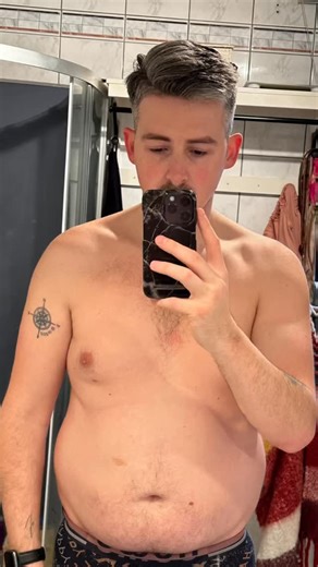 Deze papa was op. Uitgeput, gefrustreerd en vol schaamte in z’n eigen lichaam. Hij probeerde alles — strenge diëten, uren sporten, hypes, supplementen… niets hielp. Tot hij structuur bracht. Structuur in wat hij at. Structuur in hoe hij trainde. Structuur in z’n check-ins, zodat hij wist waar het fout ging — en wat werkte. Geen crashdieet, maar een systeem dat hem weer grip gaf. Daardoor verloor hij kilo’s, kreeg hij z’n energie terug en voelde hij zich eindelijk weer trots als vader. In mijn co