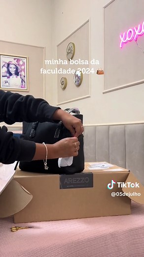 Bolsa Universitária Arezzo: Estilo e Praticidade para 2024