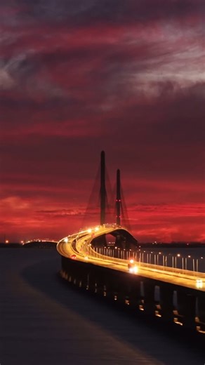 🌅 This is the Shanghai Yangtze River Bridge. In the summer dawn, the crimson sky seamlessly merges with the water surface, while the bridge stretches across the waters like a rainbow. As the world's largest combined highway-rail cable-stayed bridge, its 730-meter main span and iconic "A-shaped" towers link Shanghai to Chongming Island. 🌊 🌉 . . 📸: 肖扬 . . #YangtzeRiver #yangtzeriverbridge #shanghai #bridge #bridgeview #sunrise #sunrisephotography #chongmingisland #island #ExploreChina #ipshang