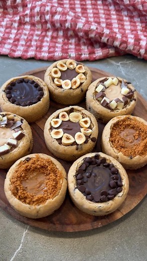 146K views · 277 reactions | שדרוג היסטרי: עוגיות שוקולד צ׳יפס ממולאות בקלי קלות  מתכון של לימור כץ מנבחרת @israeli_kitchen  רוצים את המתכון הסודי? רשמו תגובה בפוסט ונשלח לכם בהודעה פרטית. ✅ מוזמנים לשתף את הפוסט עם חברים. מתכון @limorkatz_sweets | Israeli kitchen | Facebook