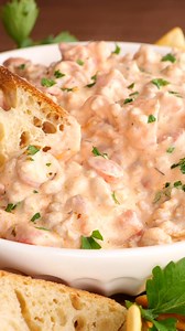 Hot, creamy, and loaded with pizza flavor 🍕🧀 This creamy pizza dip is everything we love about pizza in scoopable form. Cheesy, saucy, and perfect for dunking bread, crackers, or chips, it’s the kind of appetizer that disappears fast at parties and game day. Don’t blink — this one goes quick. 😋⁠ ⁠ ✨Comment RECIPE and I will DM you the link to the recipe✨⁠ ⁠ 🔗 https://www.plainchicken.com/creamy-pizza-dip/ | Plain Chicken