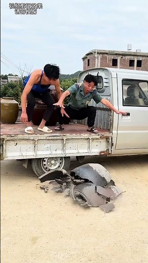 भाई इसे आराम आराम से उतारना two friends funny comedy shorts 🤣😂 #comedy #funny #shorts #viral