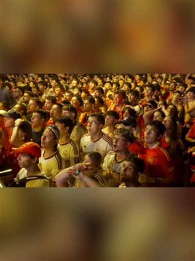 Miles de aficionados españoles reunidos en la Plaza Colón de Madrid celebraron el primer gol de España frente a Argentina en la final de la Copa Mundial. Ferran Torres marcó el tanto en el minuto 106 del tiempo extra. #Latinus #InformaciónParaTi