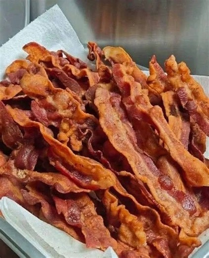 This is THE secret to the crunchiest, crispiest, and tastiest bacon ever!! Just use this ingredient to season the bacon, and you'll never go back to ordinary bacon. It also helps the bacon keep its shape. 😋 I learned this from my neighbor, who is a chef! Details in 💬 ⬇️ | Awesome Recipes