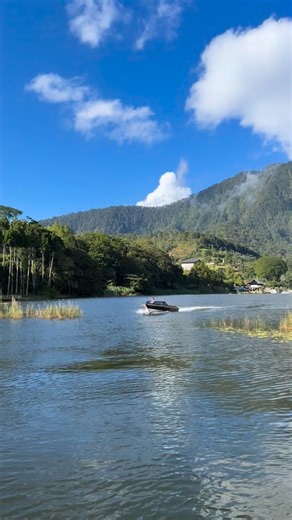 Titi Kamal on Instagram: "Suami anterin ke tempat main tenis💚 . Sekali2 post video tanpa viral sound lucu jg. 🌴☘️🌿🍀💚💚 . . . @sanctua.id #bedugul #bali"