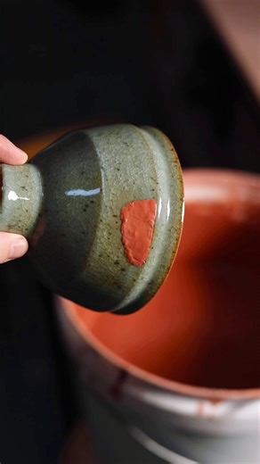 Here’s how I fix thin glaze patches on pots I glaze poorly… I wish this didn’t happen but here I am, I’d be flat out lying if I said I coated all my pots perfectly and there are indeed times where the glaze either settles inconsistently on the vessel, or I accidentally rub it back too much, (say when removing the tong marks), creating a barely perceivable thin section, which once fired turns into a slightly discoloured blemish on the surface. So, here’s how I fix these mistakes. The first and mo