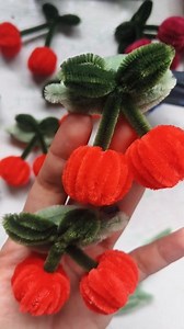 Fuzzy wire cherry hairclip #fuzzywirehairclip #cherryhairclip #fuzzywirecherry #diyhairclip #fuzzywirecrafts #diycrafts | Crafty Ivy