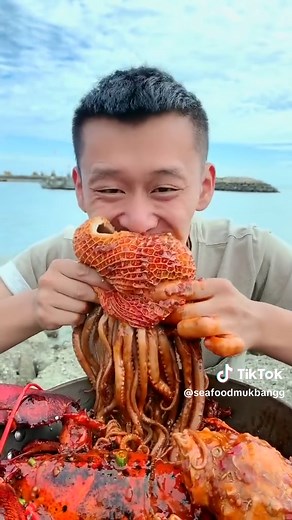 Chinese Mukbang: Live Octopus Seafood Eating ASMR