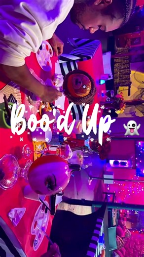 Wrapped spooky season in the sweetest way — pumpkins, candles, and boo’d up vibes only 🎃🕯✨ The glow was glowing, the candles were dessert-level delicious, and love was definitely in the air at our last Halloween bash! #ChicagoDateNight #Love #uniquecandles #candlemaking #sipandpaint