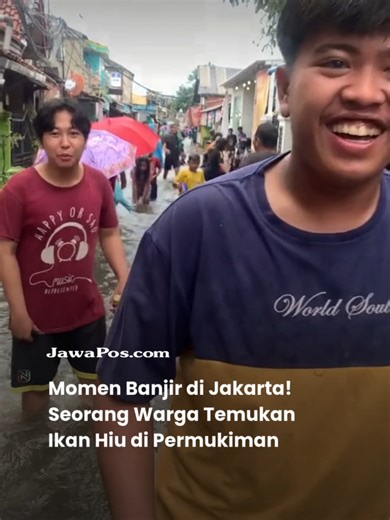 Banjir yang melanda Jakarta akhir-akhir ini menyisakan kejutan tak biasa bagi warga. Di tengah genangan air yang merendam permukiman, alih-alih mendapat ikan lele seperti biasanya, seorang warga justru menemukan seekor ikan hiu terdampar di area banjir. Sontak temuan ini bikin heboh. Banyak yang mengira hanya rekayasa, sebelum akhirnya terbukti nyata. “Banjir-banjir orang pada susah nyari lele, kita malah dapet hiu,” ujar salah satu warga di dalam vidio.