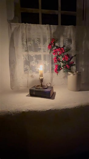 A Candle in the Window on Christmas Eve 🙏 It was an old Irish tradition to put a candle in the window on Christmas Eve as a sign of welcome and safe haven. It was lit as night fell and left burning through the dark hours, a quiet message to anyone passing that there was warmth and shelter inside and no one would be turned away. It also represents remembrance for loved ones far away or no longer present and was often lit by the youngest in the family as a sign of renewed hope. 📍 Thatched cottag