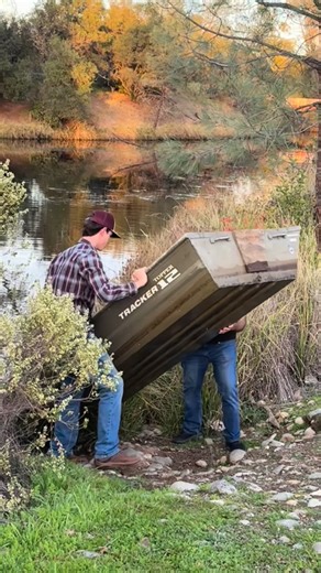 Kimberly K Photography 📸 / EL DORADO HILLS, CA on Instagram: "Oh NOOOO!!!! 😱🚤 When you step into your boat and realize the plug is NOT. IN. IT!!!!!! And suddenly your boat starts filling with water!!! 🌊 But your photographer still makes the magic happen anyway. 😁 #funny #sacramento #bts #senior #highschool"