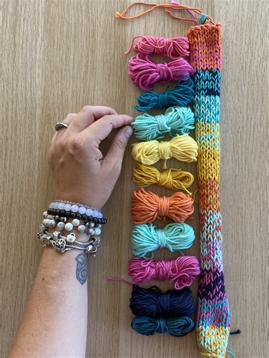 Nada me gusta más que tejer aprovechando todos los restos de otros proyectos! Y el Sweater Espuma es IDEAL para hacerlo! Porque al usar 2 hebras de algodón, puedes ir mezclando e inventando combinaciones a medida que vas tejiendo! 🧶✂️ Aquí te muestro un par de ejemplos: 💛🩷Esta primera paleta de color es alegre, vibrante y veraniega! Los colores fuertes y saturados están llenos de energía. Es una paleta en la que veo también a muchos niños y niñas. 🩶🩵Este segunda paleta es más otoñal, con co