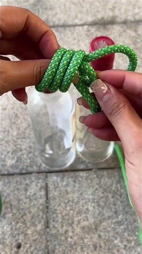 A knotted rope method for lifting two bottles
