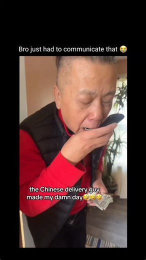 Ceno on Instagram: "Via: @not.asian Follow @cenowtf for more! 日本利用压电瓷砖将脚步转化为电能。 这些瓷砖捕捉来自你脚步的动能。当你行走时，你的重量和动作会对瓷砖产生压力。瓷砖会轻微弯曲，从而产生机械应力。瓷砖内部的压电材料将这种应力转化为电能。每一步都会产生少量电荷，而数百万步结合在一起就能产生足够的电力来驱动 LED 灯、数字显示屏和传感器。在像涩谷车站这样繁忙的地方，每天大约有 240 万个脚步为这一系统作出贡献。这些电能可以被储存或立即使用，从而减少对传统电力来源的依赖，并支持可持续的城市基础设施。这种方法将日常运动转化为实用的可再生能源。 #日本 #知识 #事实 #你知道吗 #推荐 #科技 #创新 #历史 #技术 #实验 #热门 日本利用压电瓷砖将脚步转化为电能。 这些瓷砖捕捉来自你脚步的动能。当你行走时，你的重量和动作会对瓷砖产生压力。瓷砖会轻微弯曲，从而产生机械应力。瓷砖内部的压电材料将这种应力转化为电能。每一步都会产生少量电荷，而数百万步结合在一起就能产生足够的电力来驱动 LED 灯、数字显示屏和传感器。在像