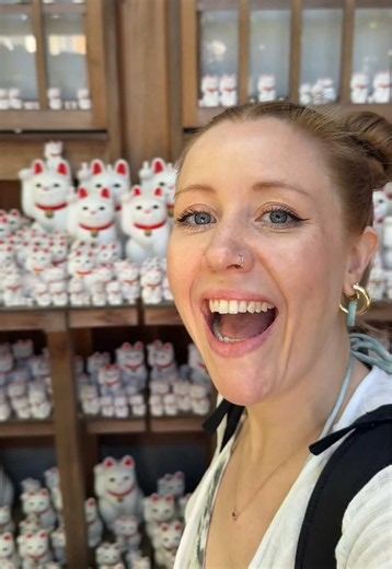 📍 Gotokuji Temple, Tokyo El templo de los gatos de Tokio 🐱⛩️ Guárdatelo para cuando viajes a Japón 🇯🇵 Gotokuji es famoso por sus miles de maneki-neko y por la leyenda de una gata que, según cuenta la historia, salvó la vida de un señor feudal. 🚉 como llegar al templo de los gatos de Tokio: 🚇 Desde Shinjuku → línea Odakyu → estación de Gotokuji 🚶‍♀️ Desde la estación → unos 15-20 min andando hasta el templo Durante el camino encontrarás carteles que te indican cuánto queda para llegar. ⛩️ 