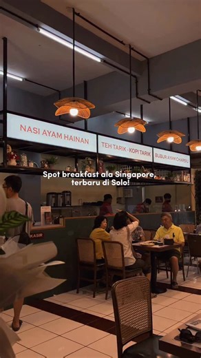 Referensi Kopi Solo on Instagram: "Spot sarapan baru di Keprabon yang lagi hype banget, Nasi Bubur. Dari namanya aja udah catchy banget, makin tertarik tuh kita buat cobain dan akhirnya we decided to try their finest menus. Mengusung konsep breakfast ala Singapore, pilihan menu di sini komplit banget, mulai dari bubur yang toppingnya ayam crispy sampai Nasi Hainan pun juga ada! Seating space di sini cukup limited, jadi siapa tau kalau kalian datang barengan, sebelumnya bisa reserve dulu yah. Men