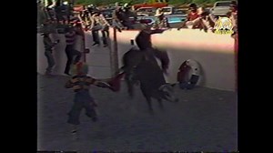 José Cruz Ballesteros (QEPD) en la monta con la que quedó Campeón en Jineteo de Toro, sobre un ejemplar de Rancho La Viga de nombre "El Gavilán". Se llevó a cabo en el Lienzo Charro Dr. Carlos Cárdenas Váldez "El Rayito". Descubre más videos en Historia Del Rodeo. | Historia Del Rodeo