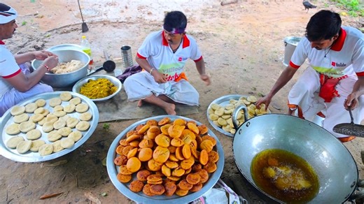 Bengali famous Ghugni and Crispy Channa Kochuri Recipe | How to make perfect ghugni & kochuri recipe | villfood Kitchen